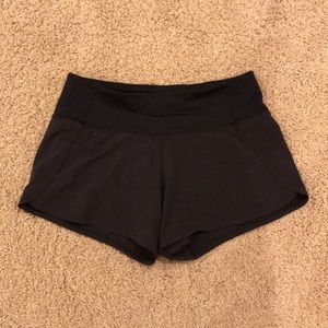 black lululemon shorts
